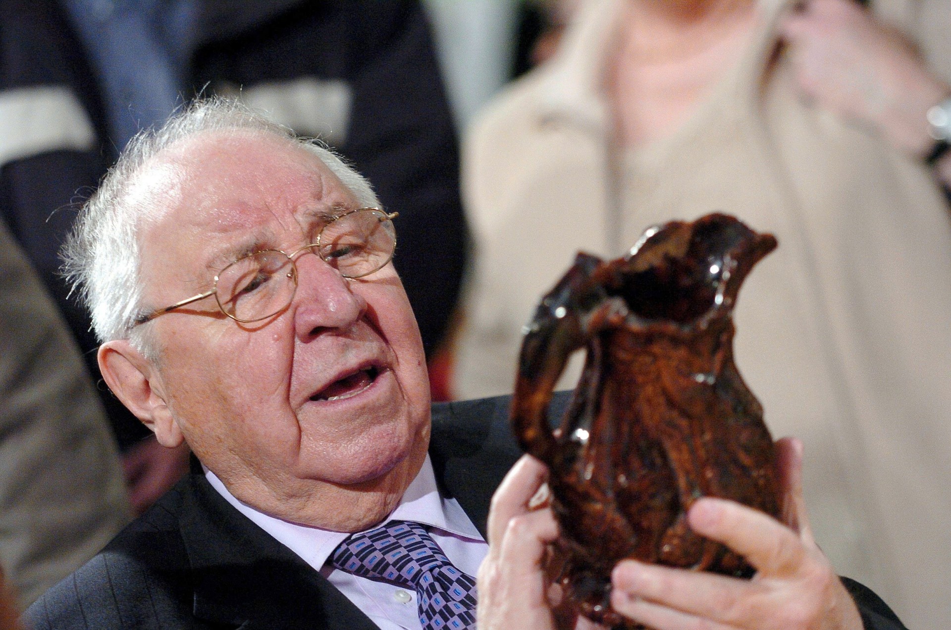 antiques roadshow expert henry sandon dies aged 95 on christmas morning