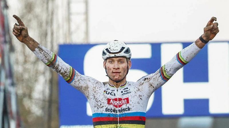 mathieu van der poel triomphe au cyclo-cross de gavere après un nouveau one-man-show, wout van aert est deuxième
