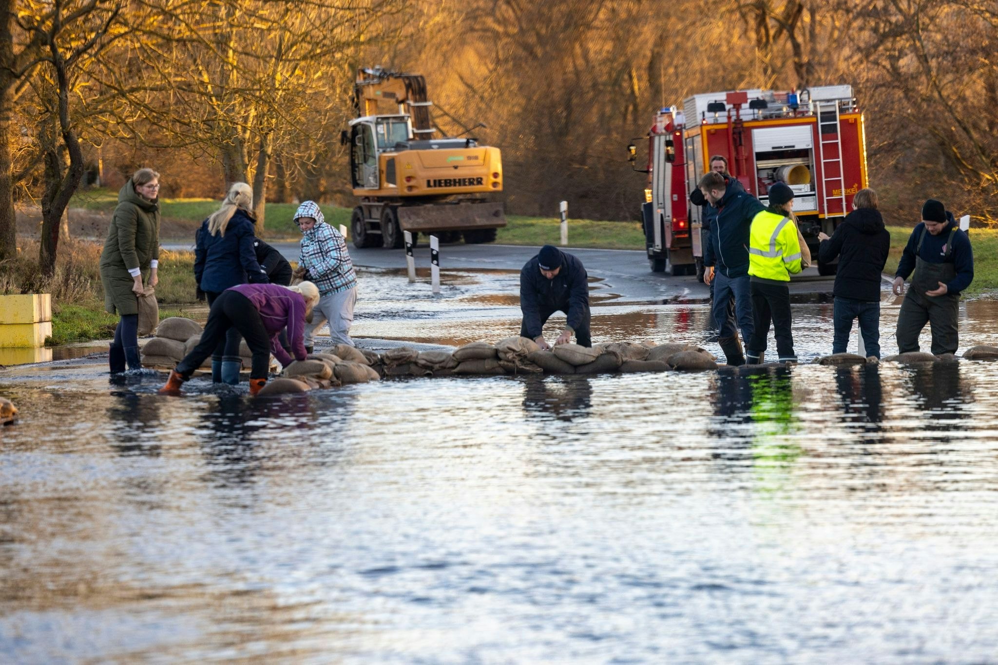 Unwetter: Sperrungen, Evakuierungen: Hochwasserlage Bleibt Angespannt