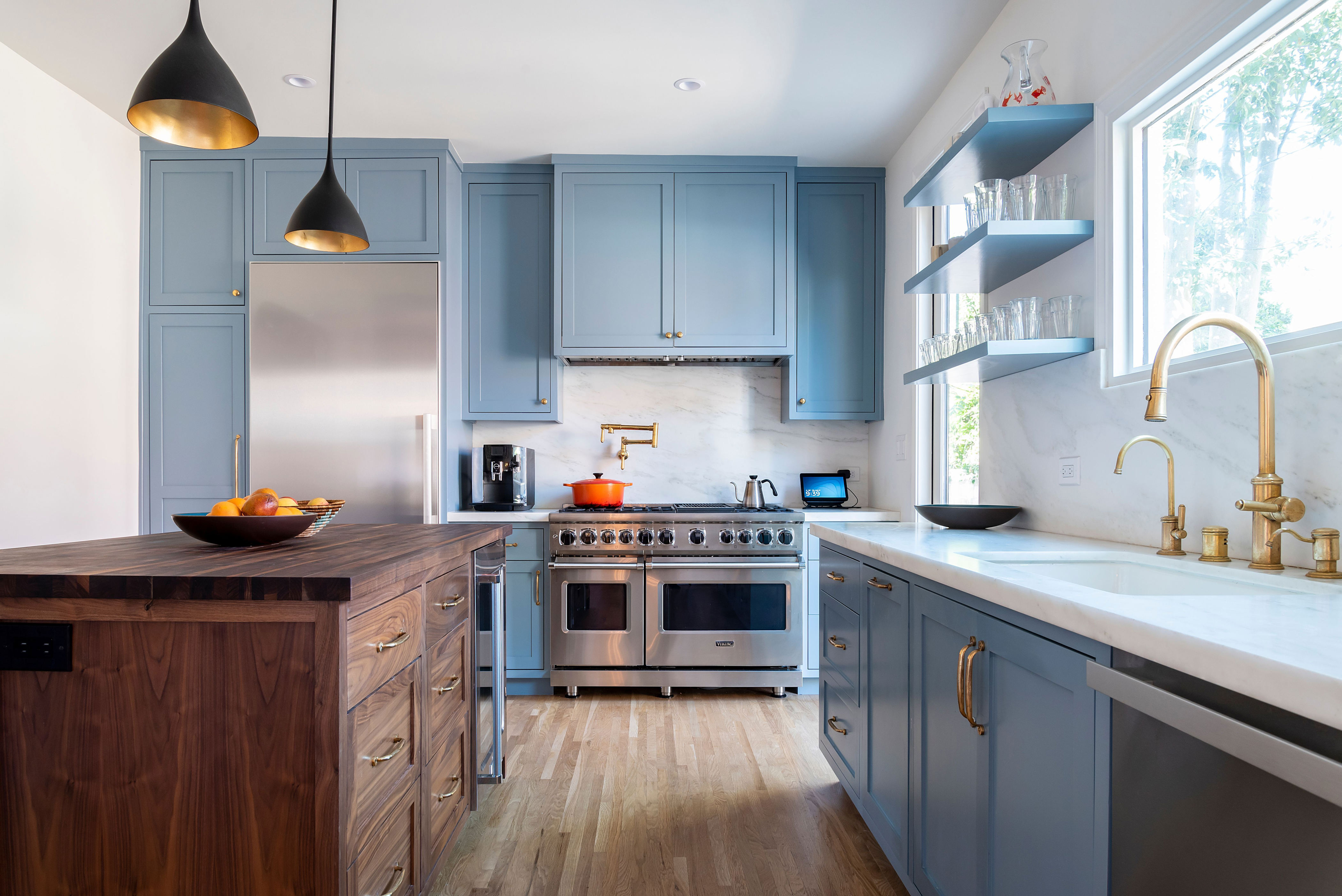 Chic Spaces That Prove Blue Kitchen Cabinets Are Here To Stay   AA1m3QaK.img