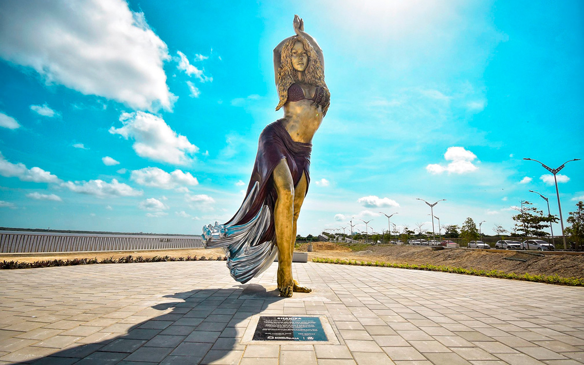 así se ve la enorme estatua de shakira en barranquilla