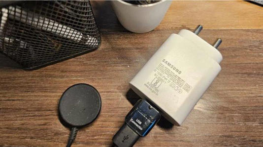 Ilustrasi charger HP yang bisa gampang rusak karena sejumlah kebiasaan buruk dalam pemakaiannya (techtellectual.com)