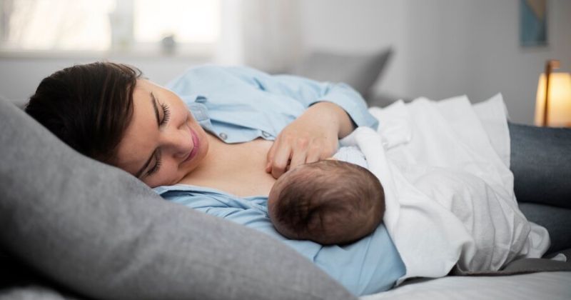 cara menyusui sambil tidur yang aman untuk bayi