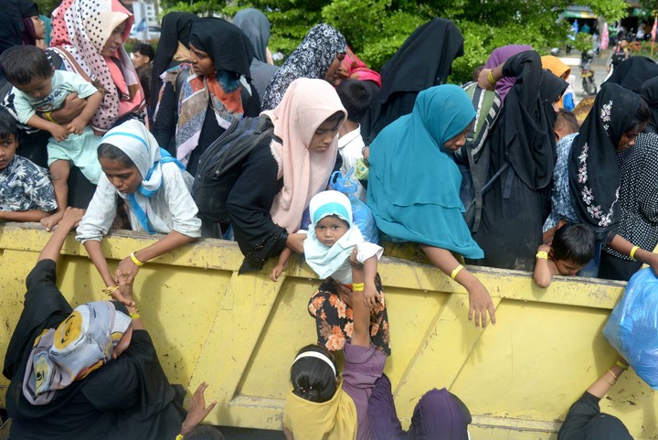 Foto: Pengungsi Rohingya Di Banda Aceh Dipindah Paksa Oleh Mahasiswa