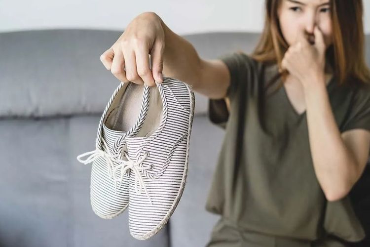 tak takut rusak, ini 5 cara menghilangkan bau sepatu tanpa dicuci pakai bahan rumahan