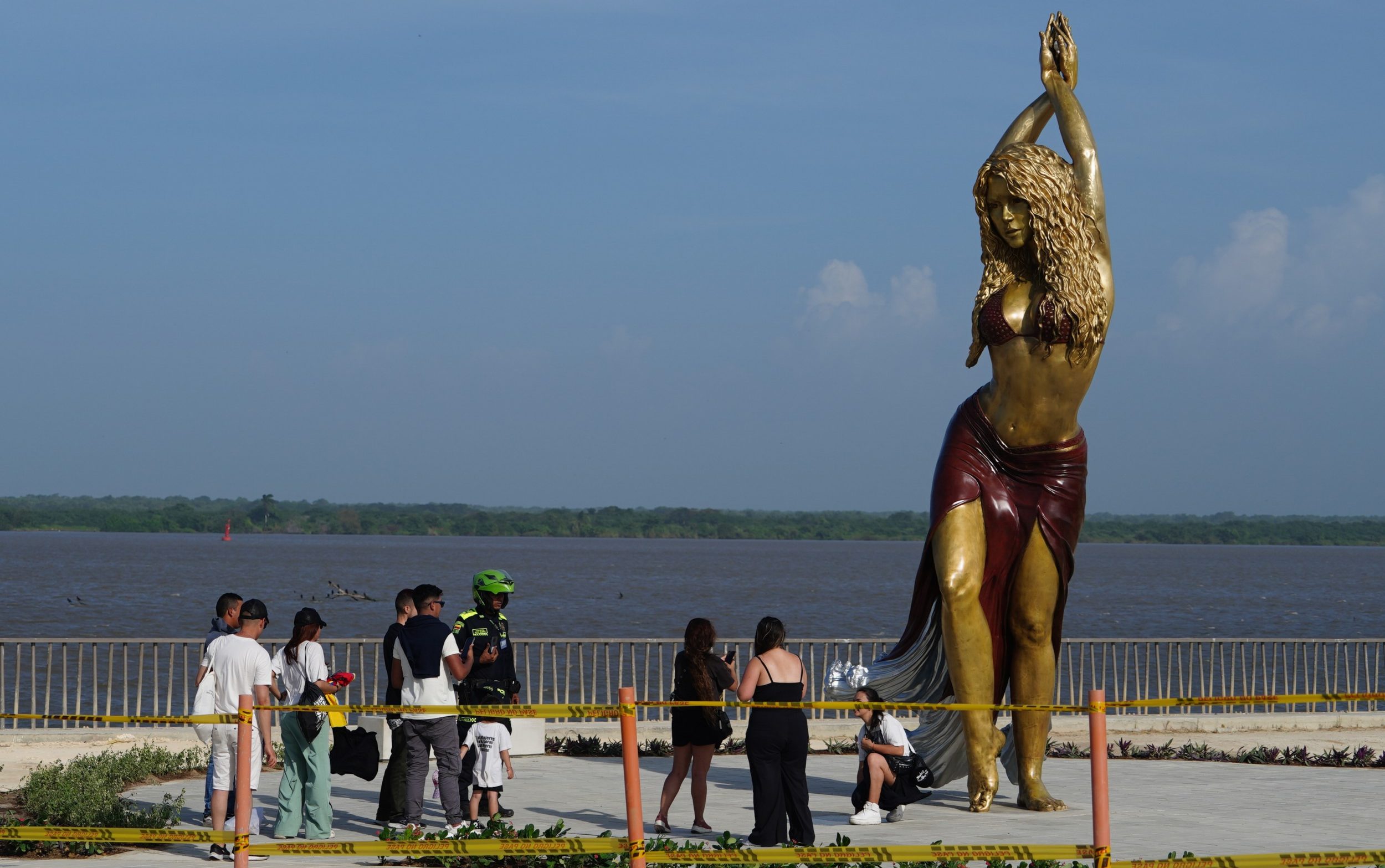 giant shakira statue celebrates singer for ‘hips that do not lie’