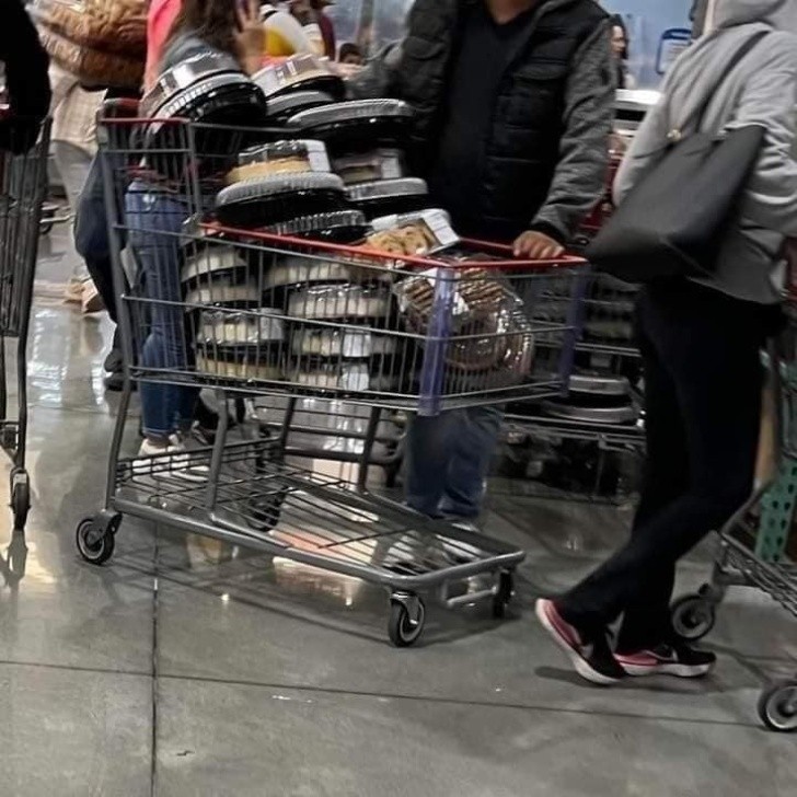 Mujer Compra En Exceso 50 Pasteles En Costco Y Entra En Desesperación Al No Poderlos Revender 4570