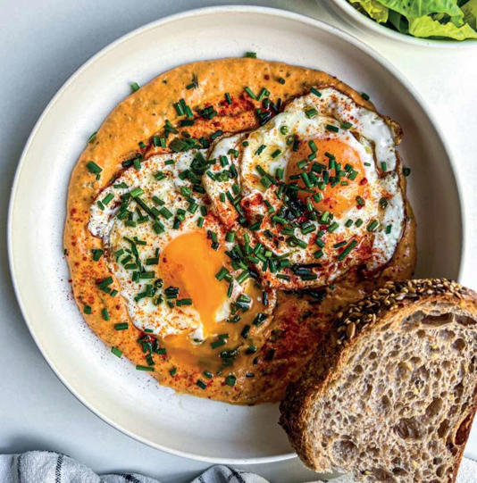 Huevos a la plancha con crema de piquillos