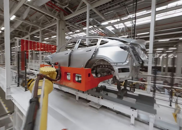 Automated Robot Attacks Tesla Employee During Brutal Malfunction At The ...