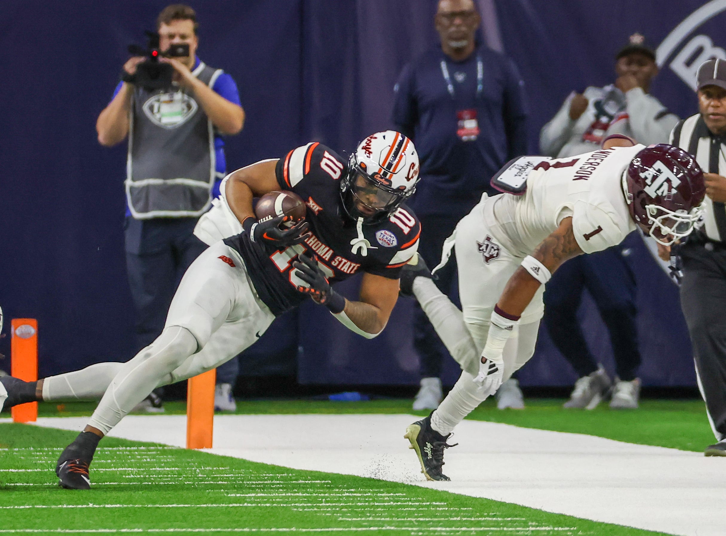 Social media reacts to Jaylen Henderson injury in Texas A&M bowl game