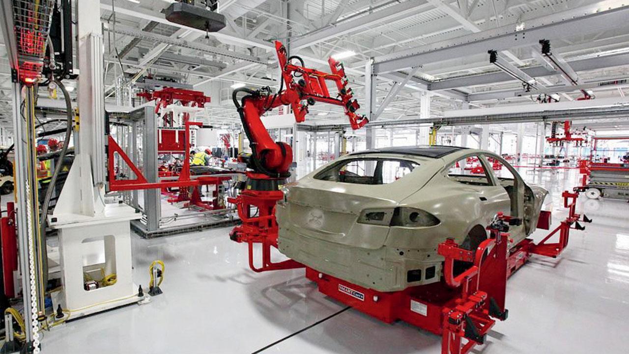 Tesla Robot Attacks Engineer At Texas Factory