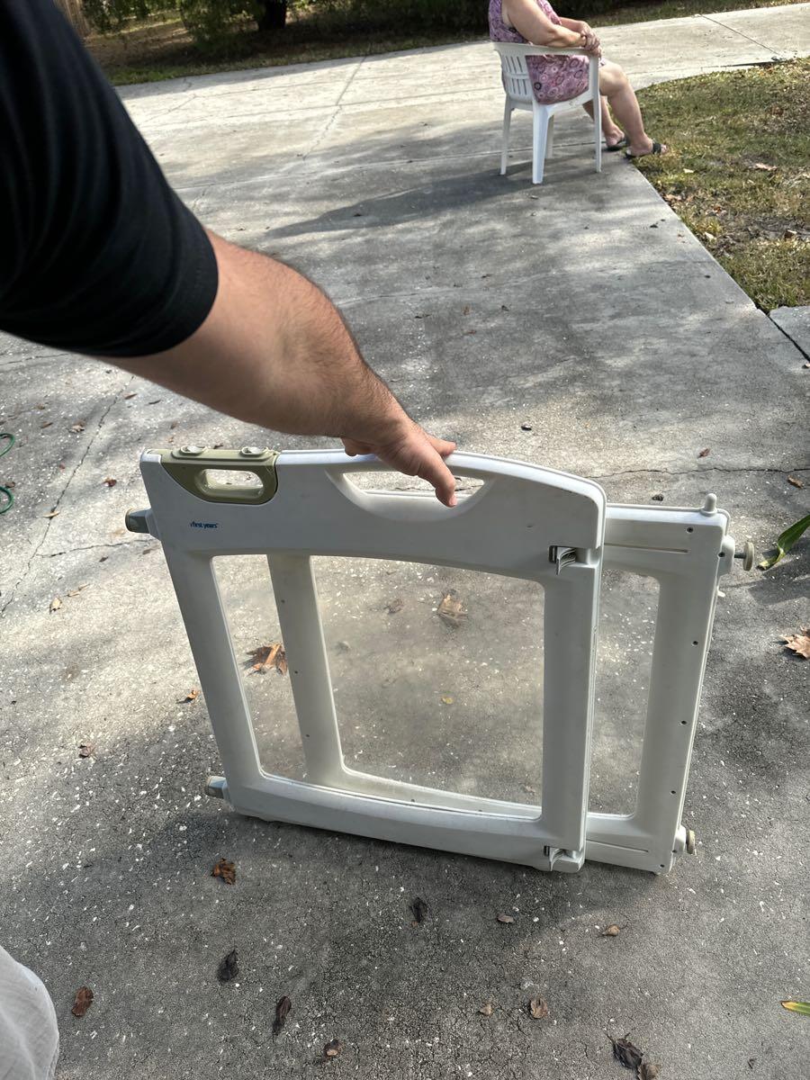 I Have A Clear Pressure And Adjustable Baby Gate That S Up For Grabs   AA1m7bKQ.img