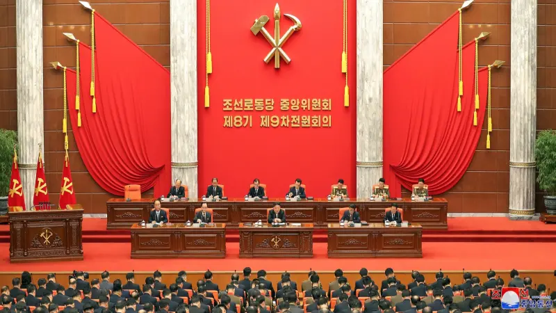 ▲北韓勞動黨第八屆中央委員會第九次全體會議26日開幕，金正恩亦有出席並發表演說。（圖／美聯社／達志影像）