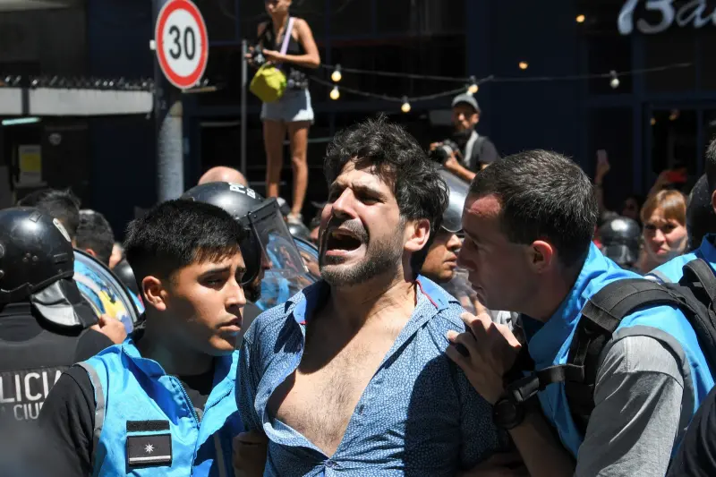 ▲受不了物價持續飆漲的阿根廷民眾紛紛上街抗議。（圖／美聯社／達志影像）