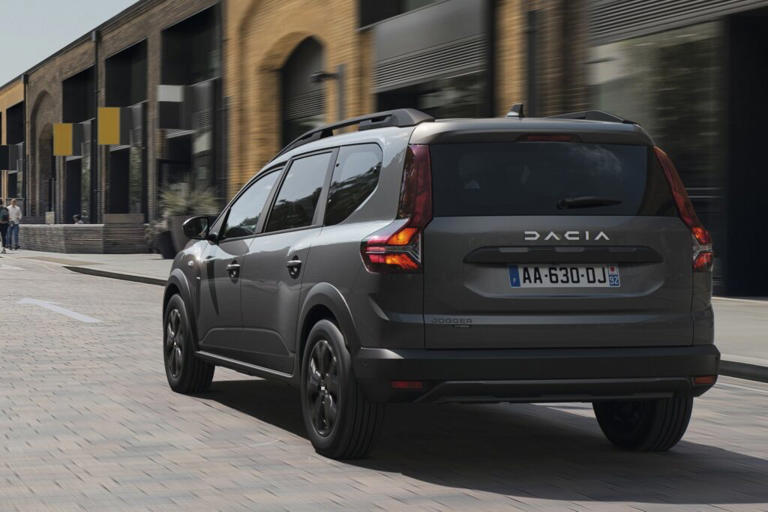 Dacia Jogger 2024 le caratteristiche con motori, prezzi e versioni