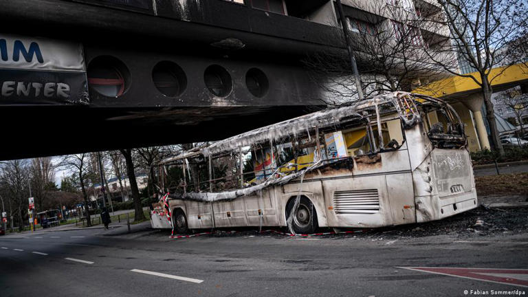 nibus incendiado durante tumultos na virada do ano em Berlim