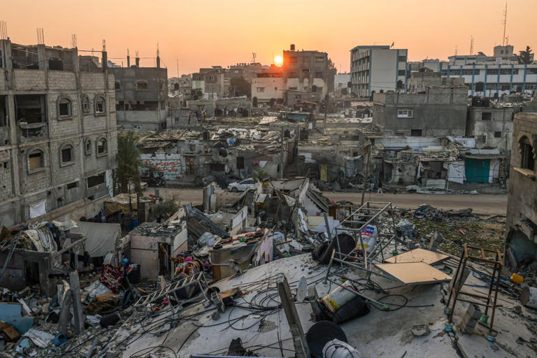 Le soleil se lève à Rafah au-dessus d'un camp de Palestiniens fuyant les combats dans la bande de Gaza, le 1er janvier 2024.