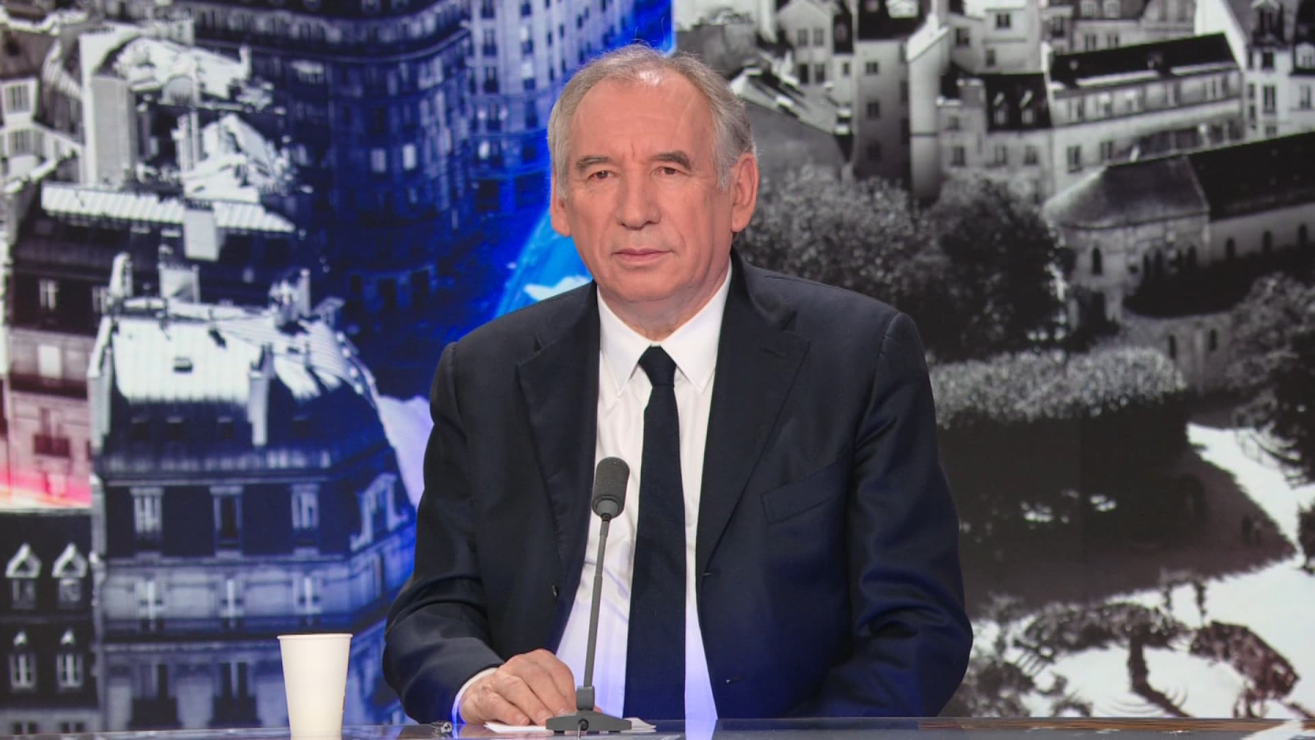 Remaniement: François Bayrou Juge Qu'"un Changement Est Nécessaire"