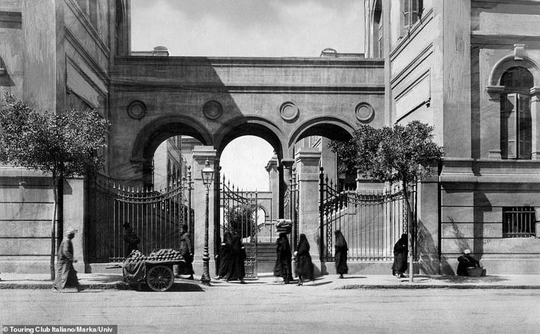 Vintage Pictures Show Egypt Before The Crowds Of Tourists Arrived