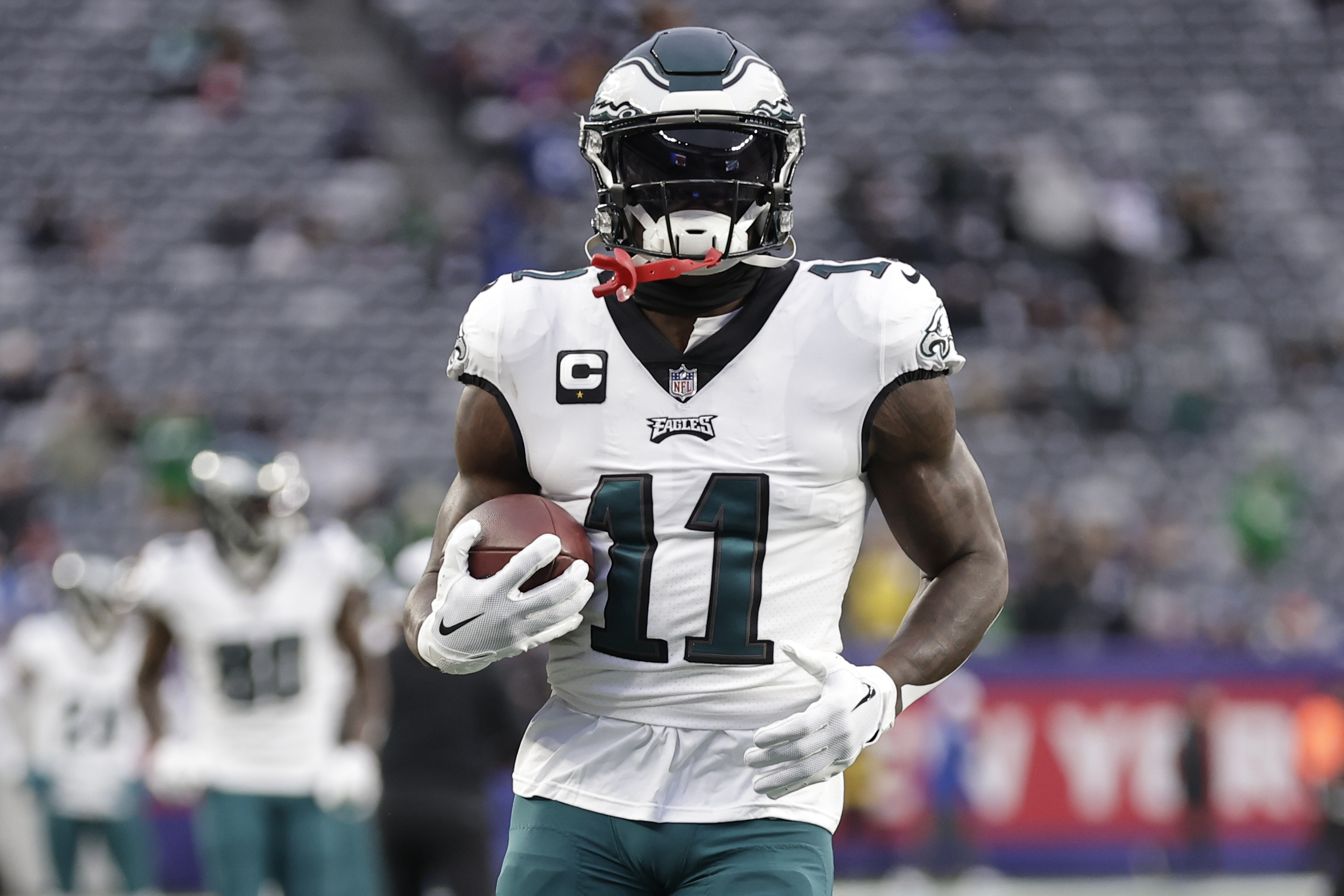 Eagles WR A.J. Brown Goes Back To Locker Room After Injuring His Right Knee