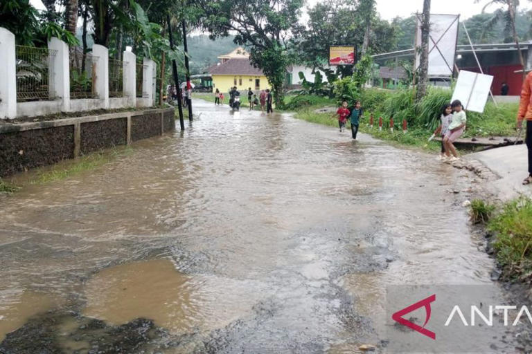 Hujan Deras Kabupaten Sukabumi Diterjang Banjir Dan Longsor