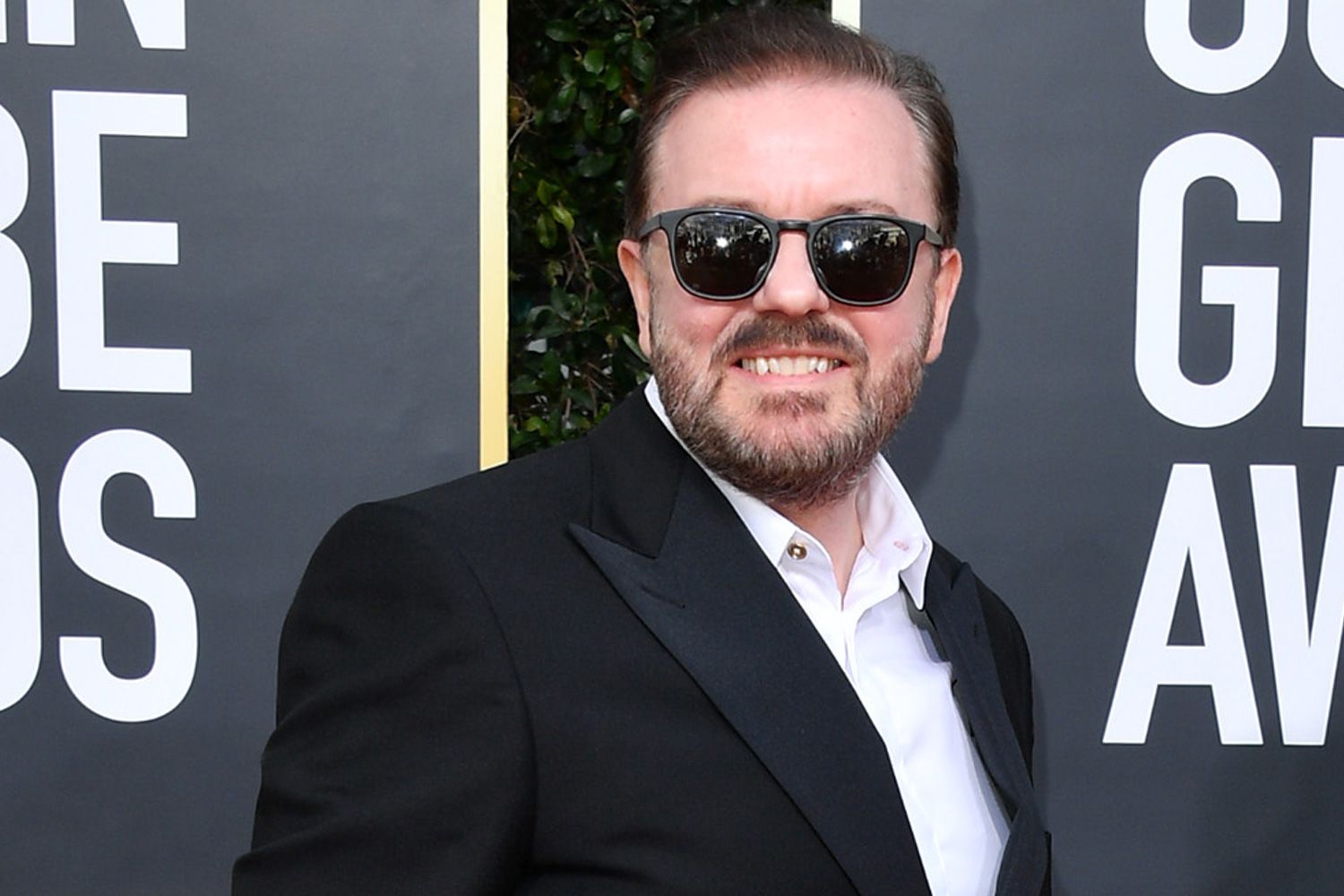 Former Golden Globes Host Ricky Gervais Absent To Accept Shows First Stand Up Award 3178