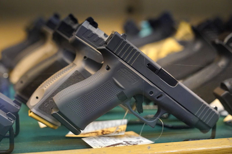 prodejci by mohli od července povinně hlásit podezřelé nákupy zbraní