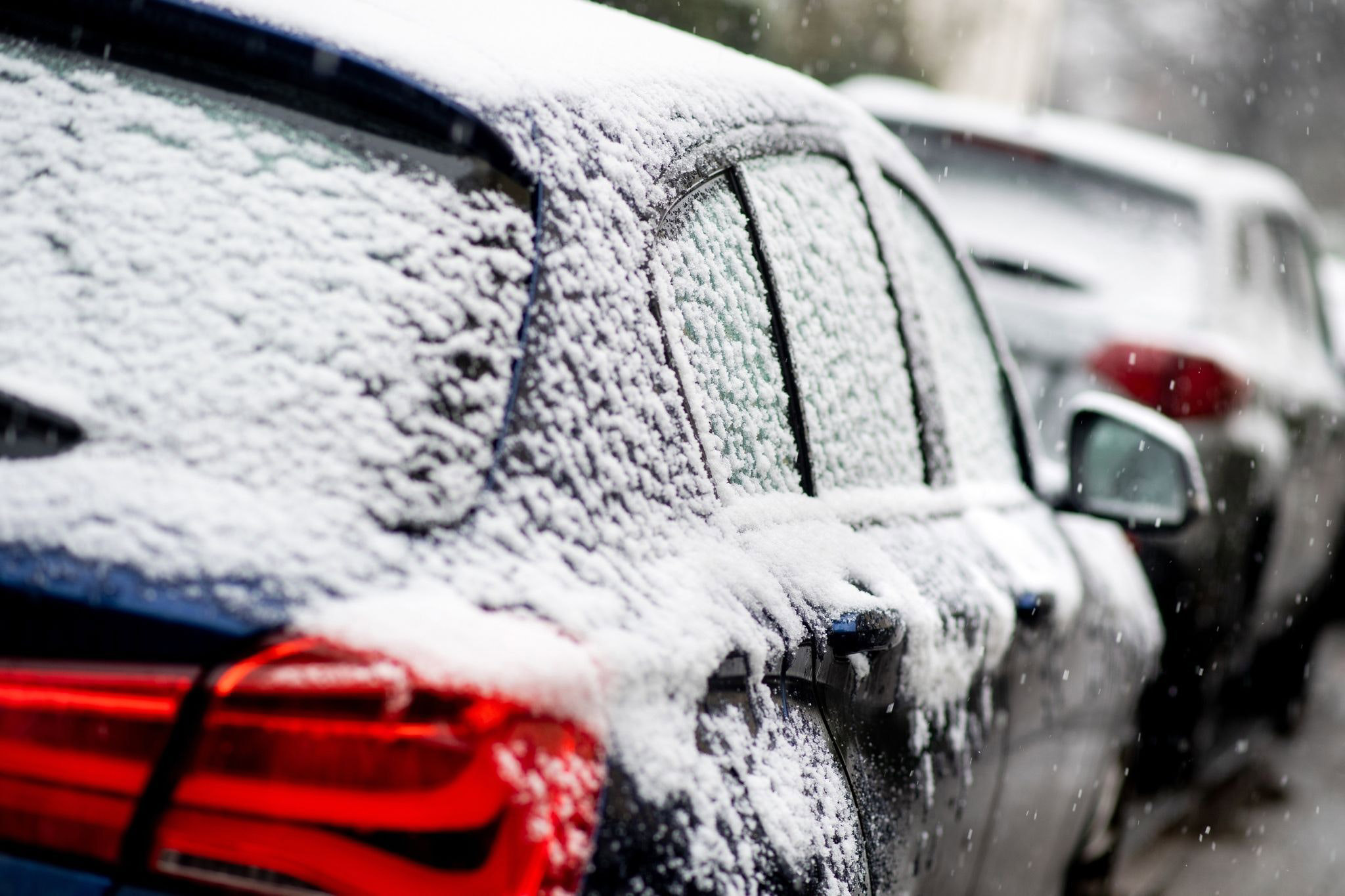 Frost am Auto ADAC Tipps für zugefrorene Türen, Scheiben und Co