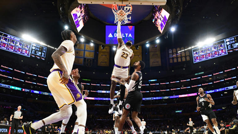 Watch LeBron's poster dunk, he scores 25 as Lakers beat Clippers ...