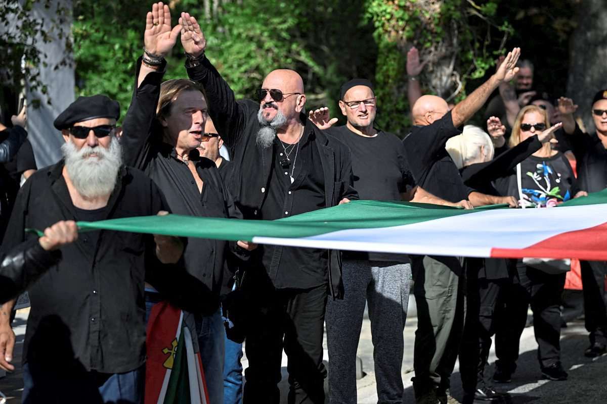 hunderte zeigten bei versammlung in rom faschistengruß