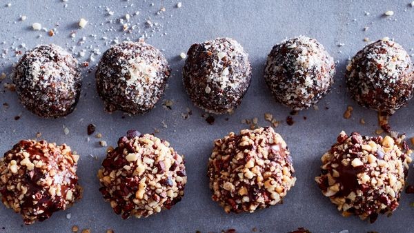 Köstliche Erdnuss-Schoko- &amp; Zimtig-süße-Chia-Nuss-Bällchen