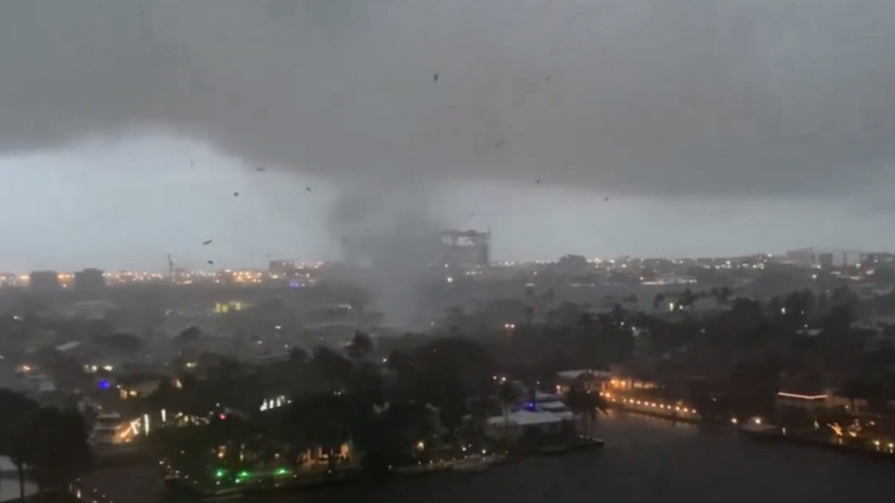 Florida Locals Capture Tornado Tearing Through Fort Lauderdale   AA1mCkjm.img