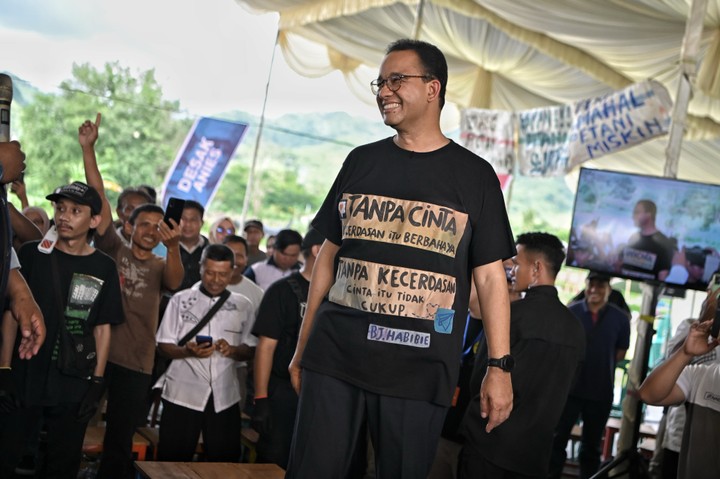 anies kenakan kaus kutipan bj habibie pada 'desak anies' di gorontalo