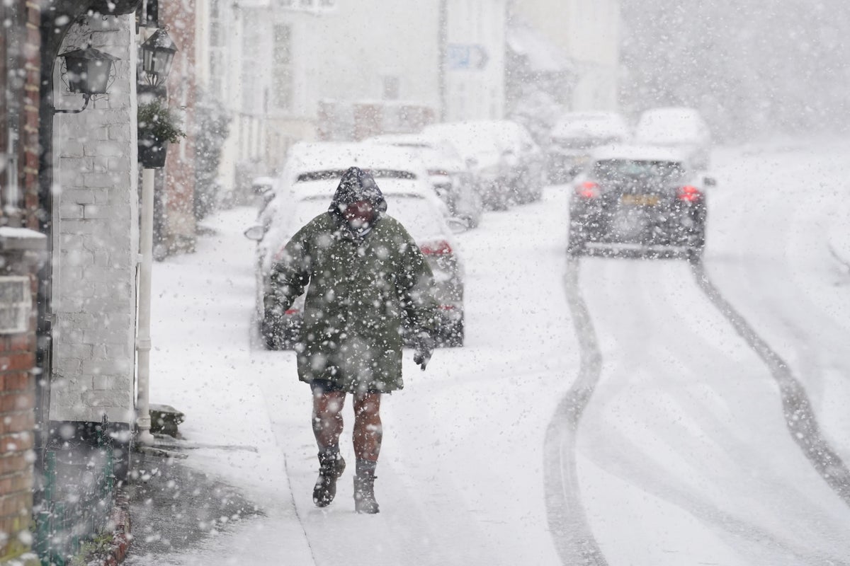 In Pictures: Snow Hits The UK As Cold Blast Sees Temperatures Plummet ...