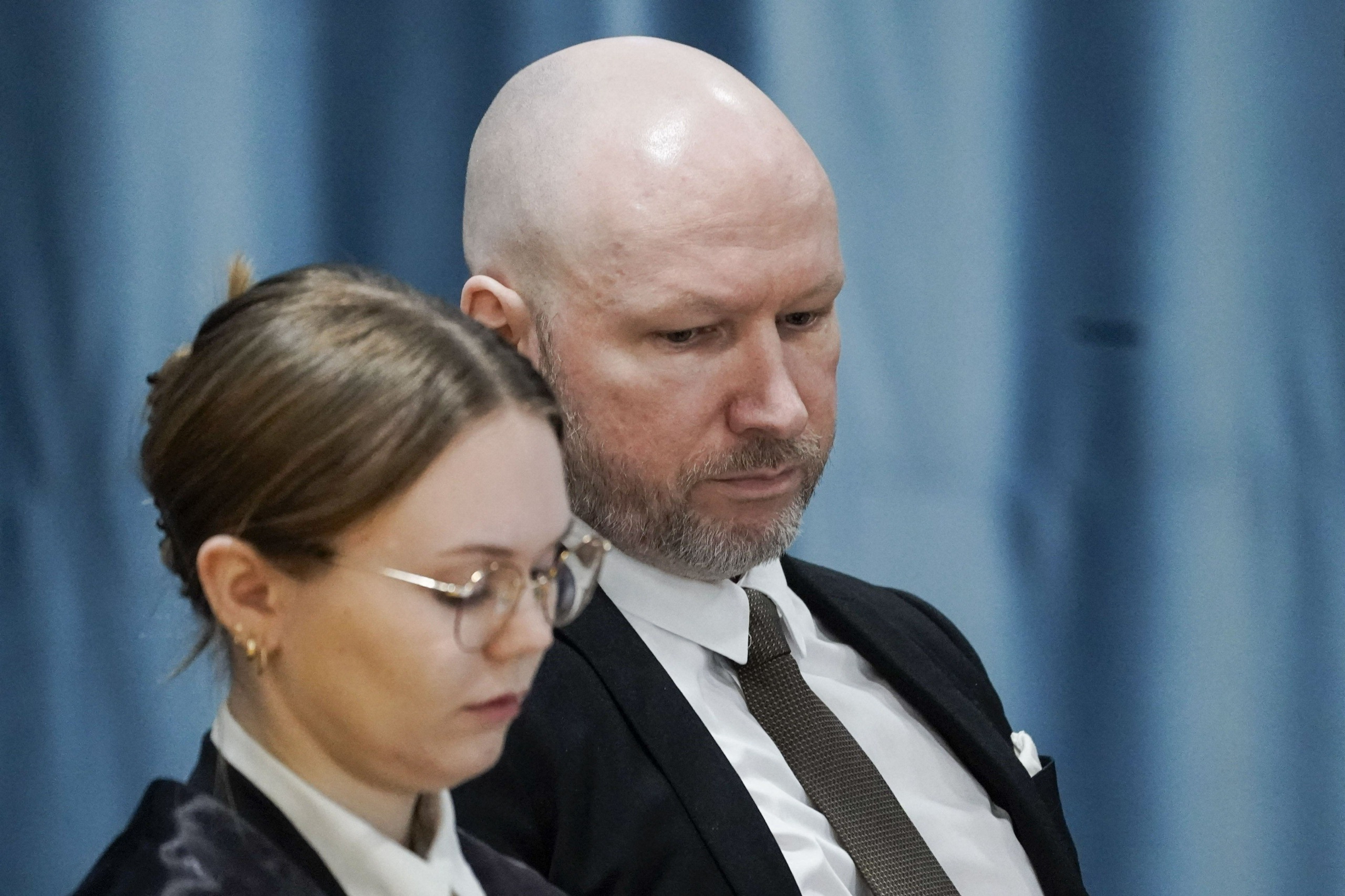 norjassa oikeus aloitti käsittelyn joukkomurhaaja breivikin vankeusoloista