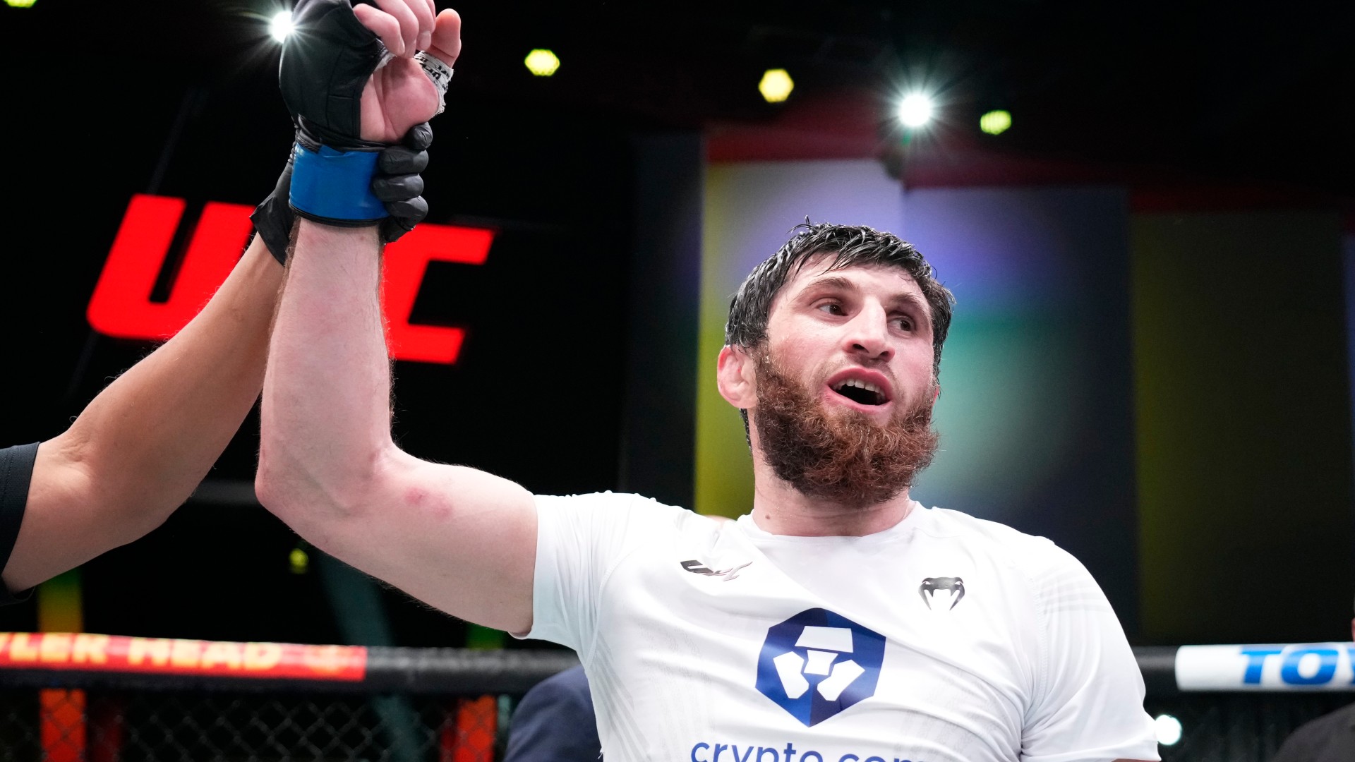 Магомед время. Магомед Анкалаев UFC. Магомед Анкалаев Тиаго Сантос. Анкалаев Ахмат.