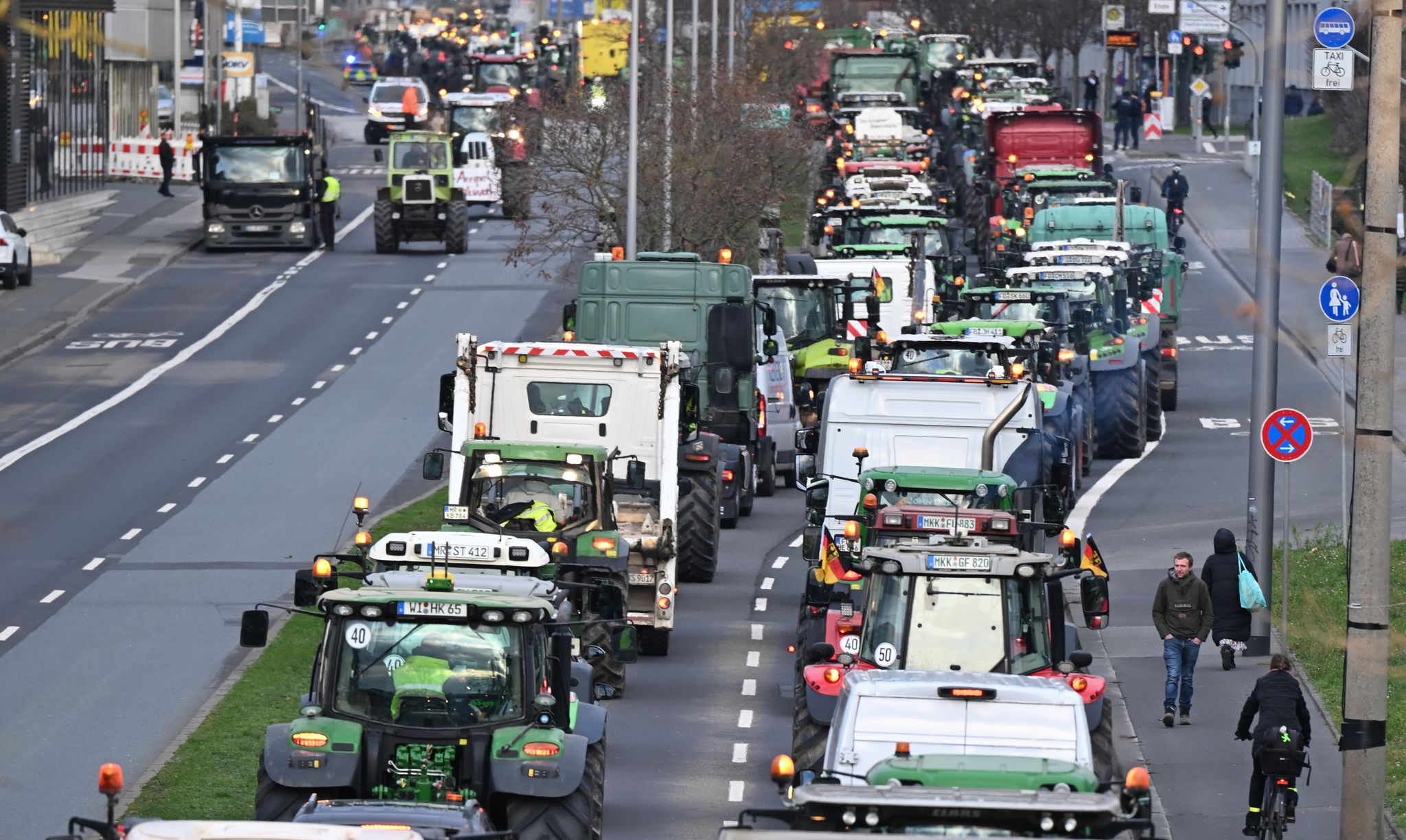 Bauern Protestieren Mit Tausenden Traktoren Gegen Sparpläne