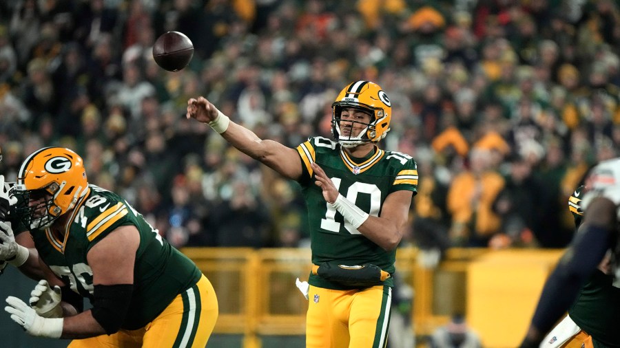 Packers Beat Bears 17-9 To Clinch Playoff Spot At Dallas