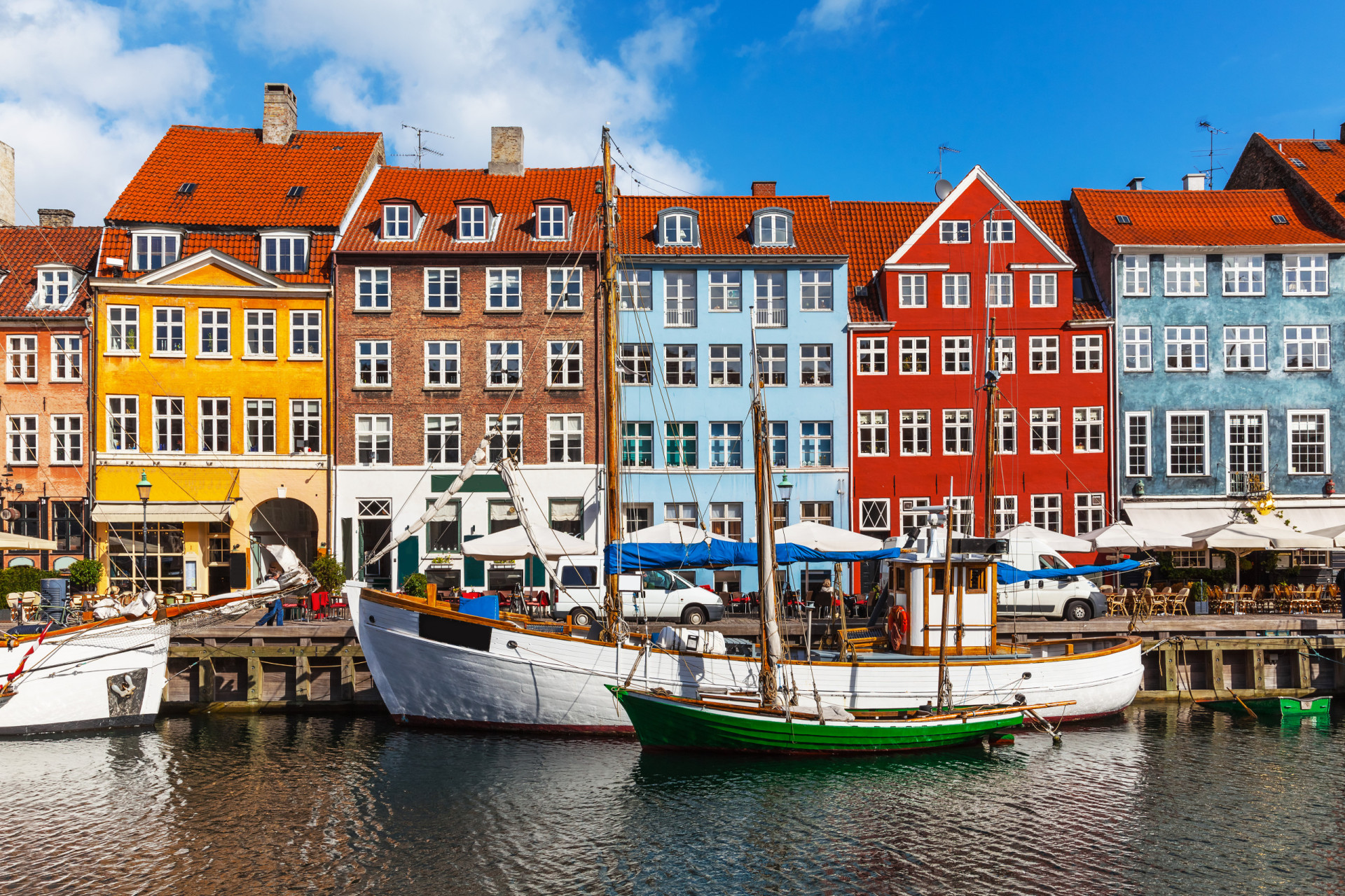 <p>Connu dans le monde entier pour être l'un des pays les plus heureux de la planète, le Danemark le doit en grande partie à sa gestion socio-économique. Le pays scandinave est également très entreprenant, avec plusieurs entreprises de renommée mondiale opérant dans le monde entier. En outre, la capitale, Copenhague, est devenue ces dernières années une destination très prisée en matière de mode et de gastronomie.</p><p><a href="https://www.msn.com/fr-fr/community/channel/vid-7xx8mnucu55yw63we9va2gwr7uihbxwc68fxqp25x6tg4ftibpra?cvid=94631541bc0f4f89bfd59158d696ad7e">Suivez-nous et accédez tous les jours à du contenu exclusif</a></p>