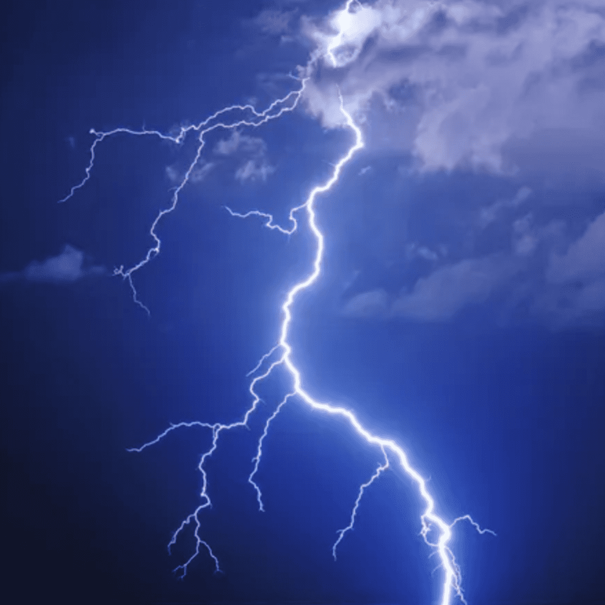 video: un rayo cae sobre un joven durante tormenta eléctrica y sobrevive para contarlo