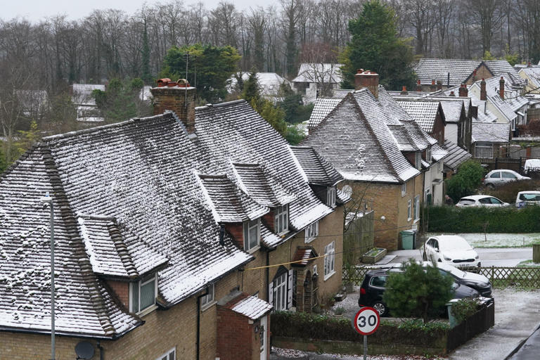 In pictures: Snow hits the UK as cold blast sees temperatures plummet ...