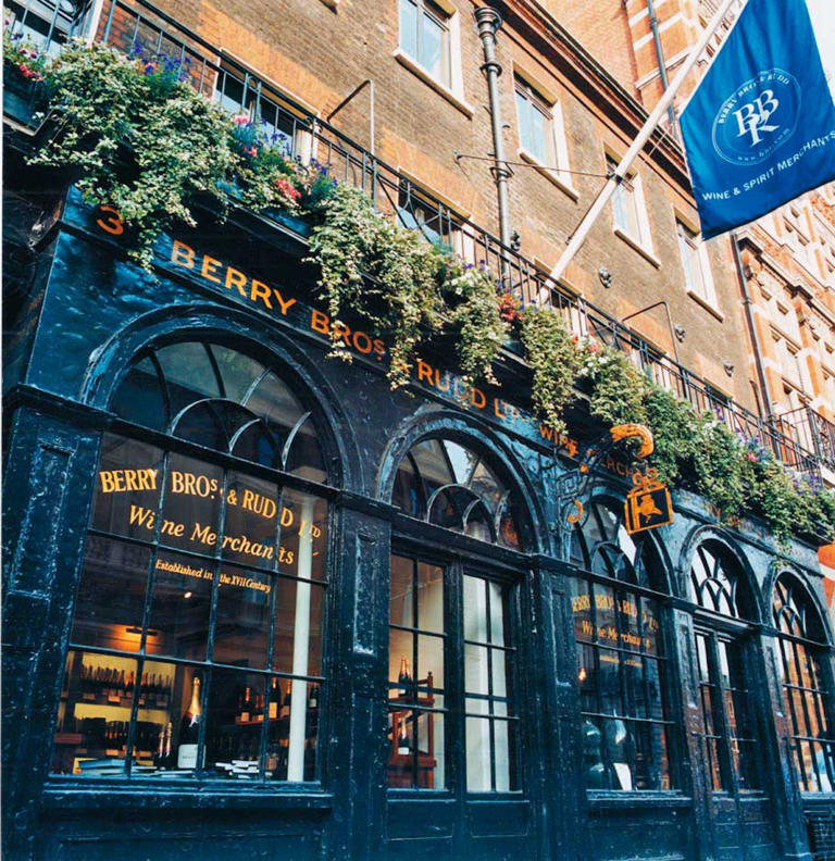 從1698年即扎根在倫敦聖詹姆士街（St. James Street），位於白金漢宮旁的神祕街區，獨特櫥窗設計保留英式傳統風格及歷史的痕跡，這窗檯也記憶了走過此處的過往與多不勝數的非凡人物。