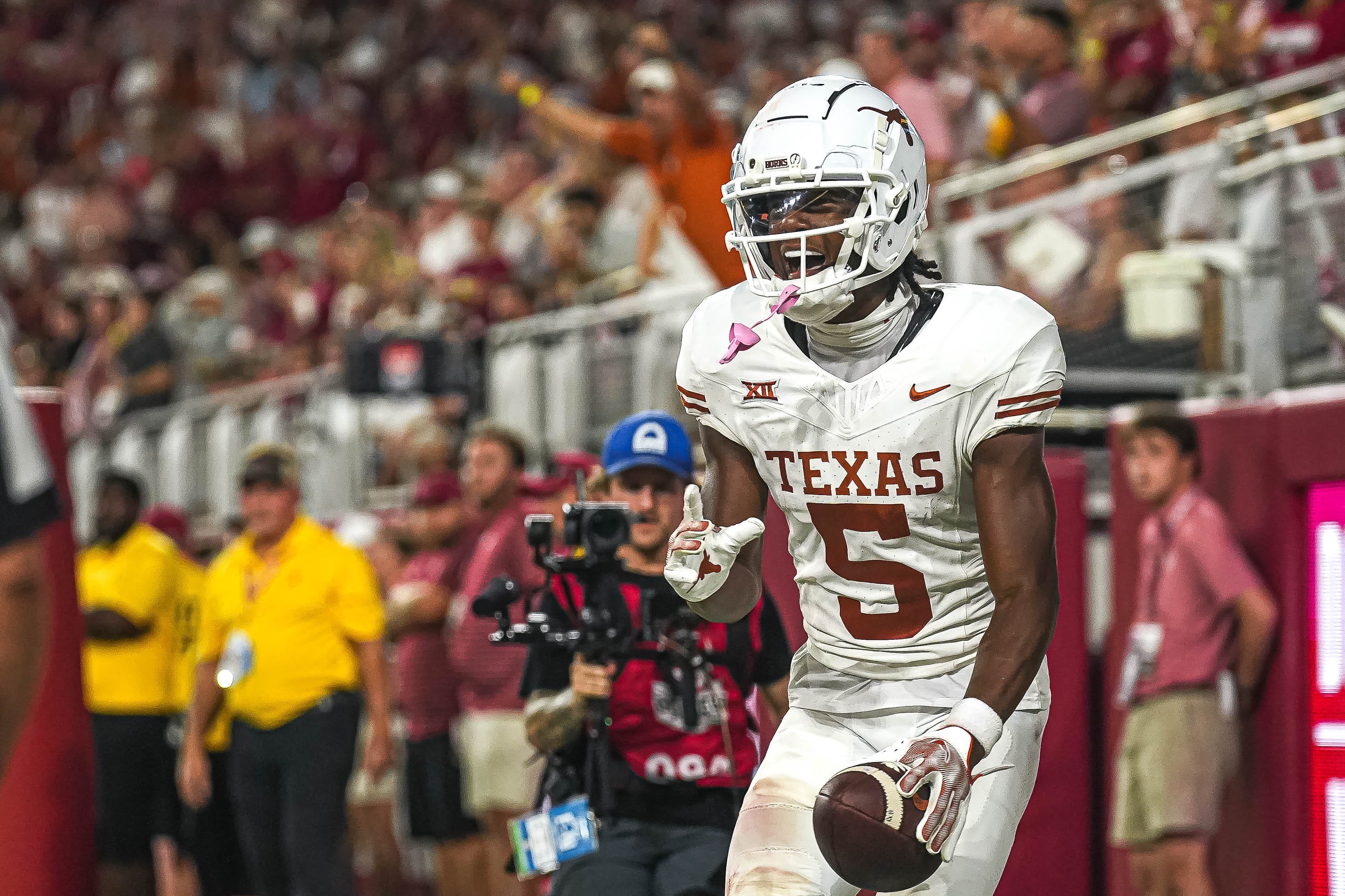 Texas WR, Former Georgia Bulldog Declares For NFL Draft