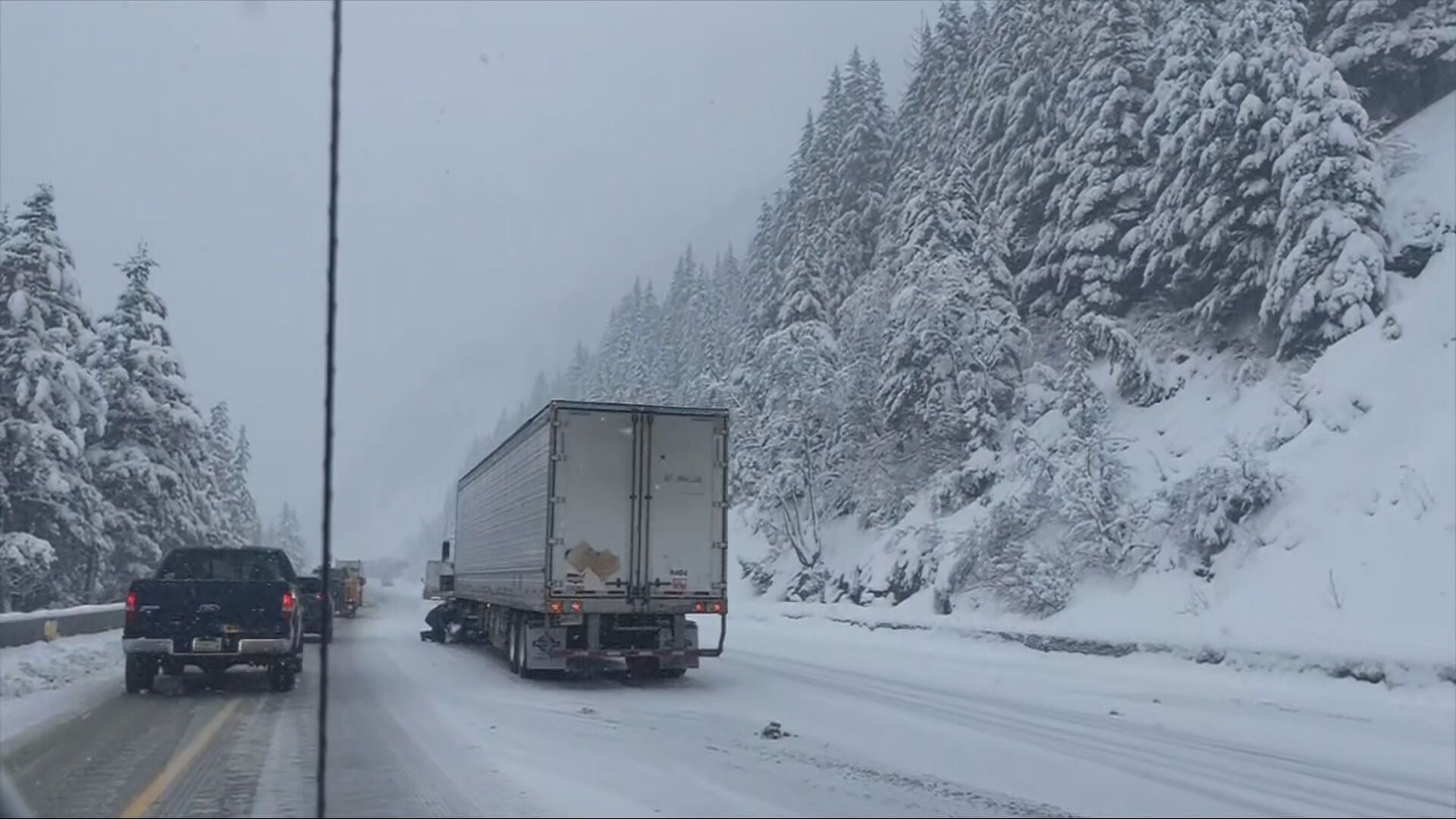 Heavy Snowfall Causes Backups, Crashes On I-90, Snoqualmie Pass