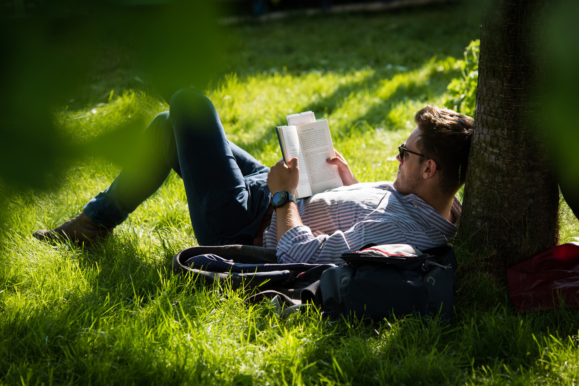 Чтение ис. Мужчина читает. Чтение мужчина. Чтение книг. Молодой человек читает книгу.