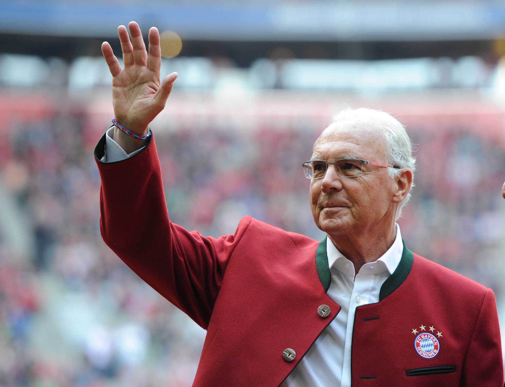 Bayern Munich: Une Statue De Franz Beckenbauer érigée Devant L'Allianz ...