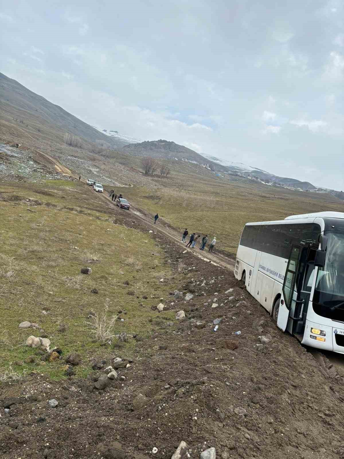 i̇stanbul’dan cenaze getiren otobüs çamurlu yola saplandı