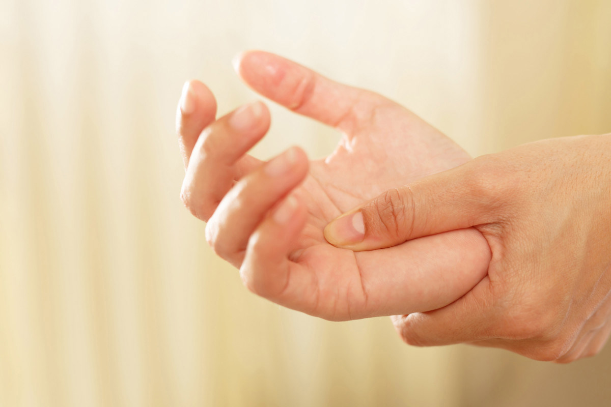 What An Itchy Right Hand Means Spiritually According To Experts