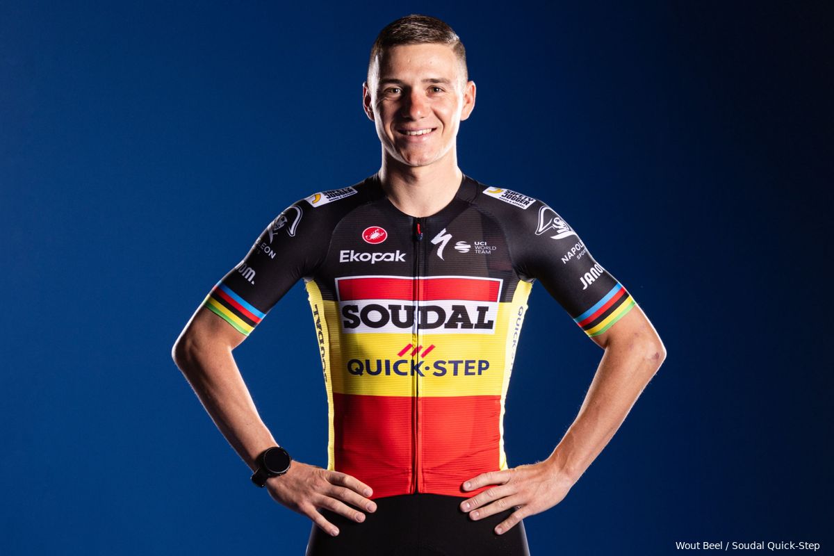 Remco Evenepoel bewijst op Adidasslippers in lift van torenhoog Spaans