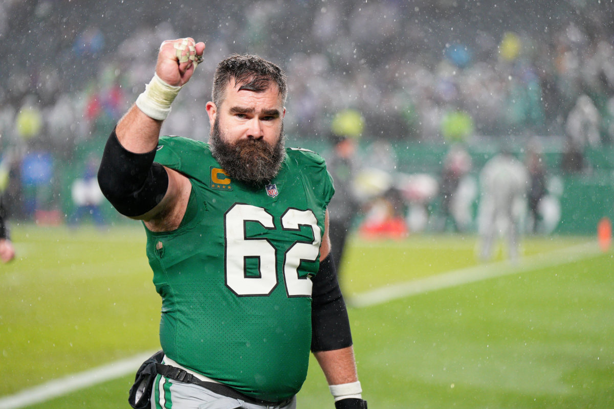 Eagles Fans Roast Jason Kelce For Wearing Flip-Flops In The Snow On ...